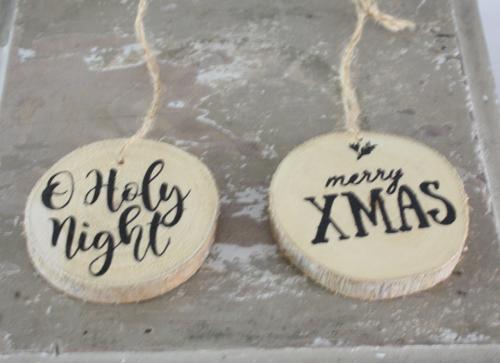 Set van 2 grote houten hangers