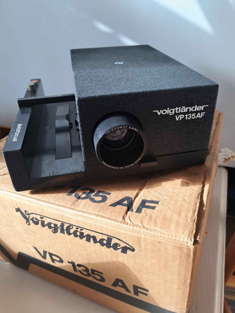 Diaprojector en projectiescherm