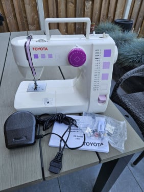 Zgan krachtige complete werkende Toyota FSL 18 naaimachine, met accessoires