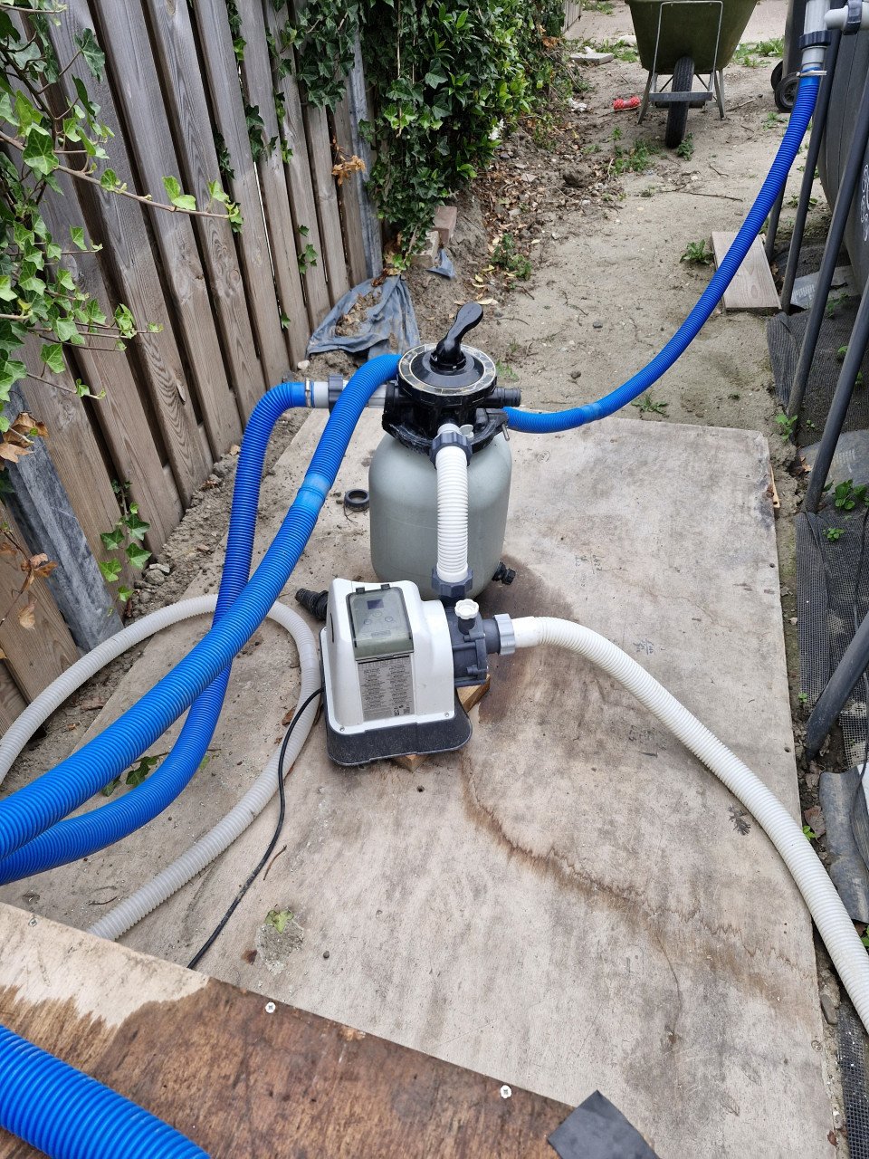 Groot Intex zwembad met warmtepomp,  zandfilterpomp  en heel veel extra's