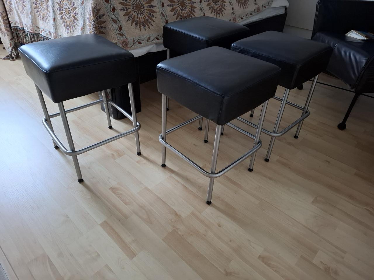 Vier zwart leren krukjes €5,00 per stuk