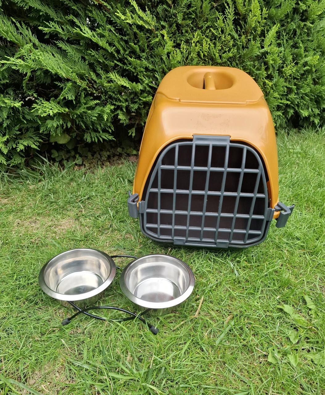 Kattenbak en reismandje.