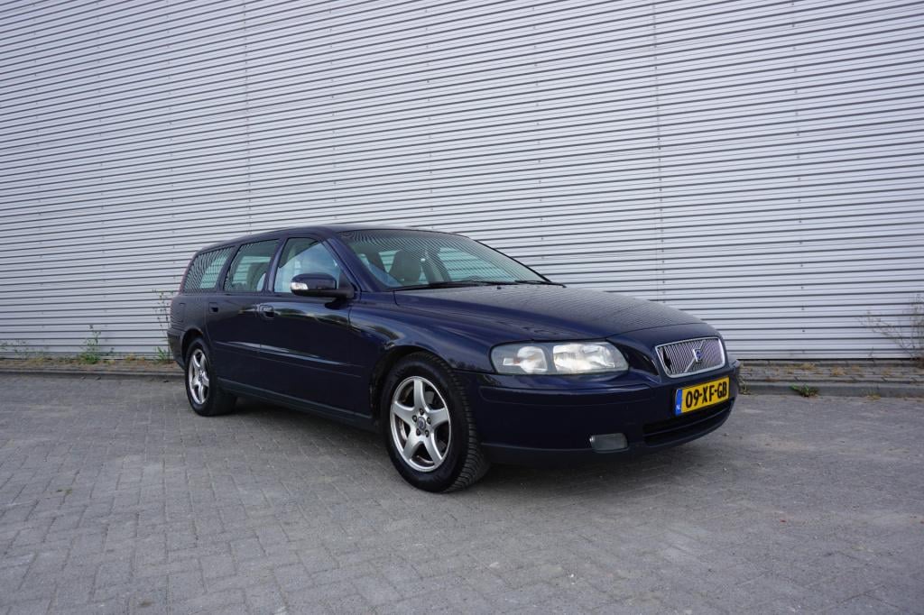 Volvo V70 2.4d edition airco / cruise / elektr. ramen / trekhaak / lm velge
