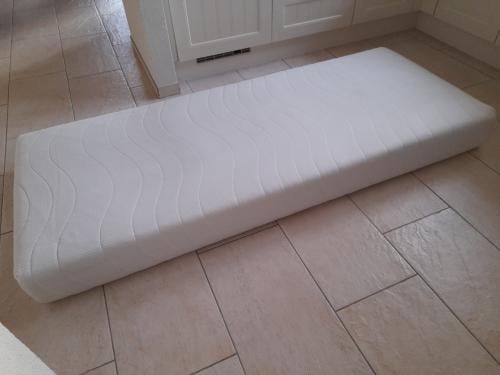 Schoon matras 80x 200 x 20 dik (in goede nette staat )