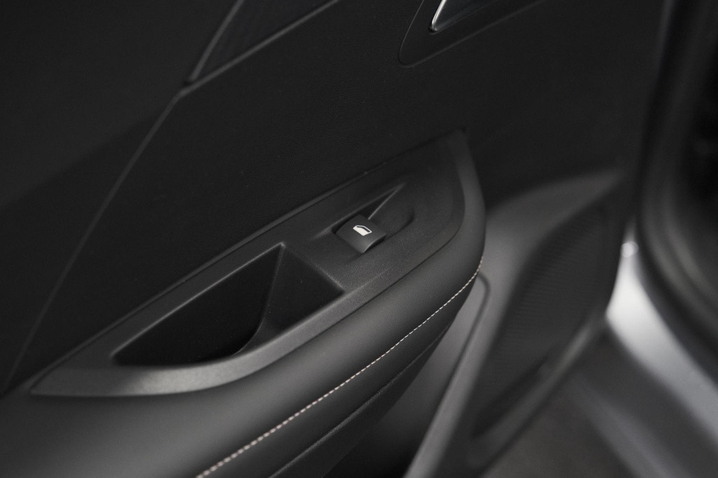 Peugeot 2008 puretech 100 allure | camera | navigatie | apple carplay | par