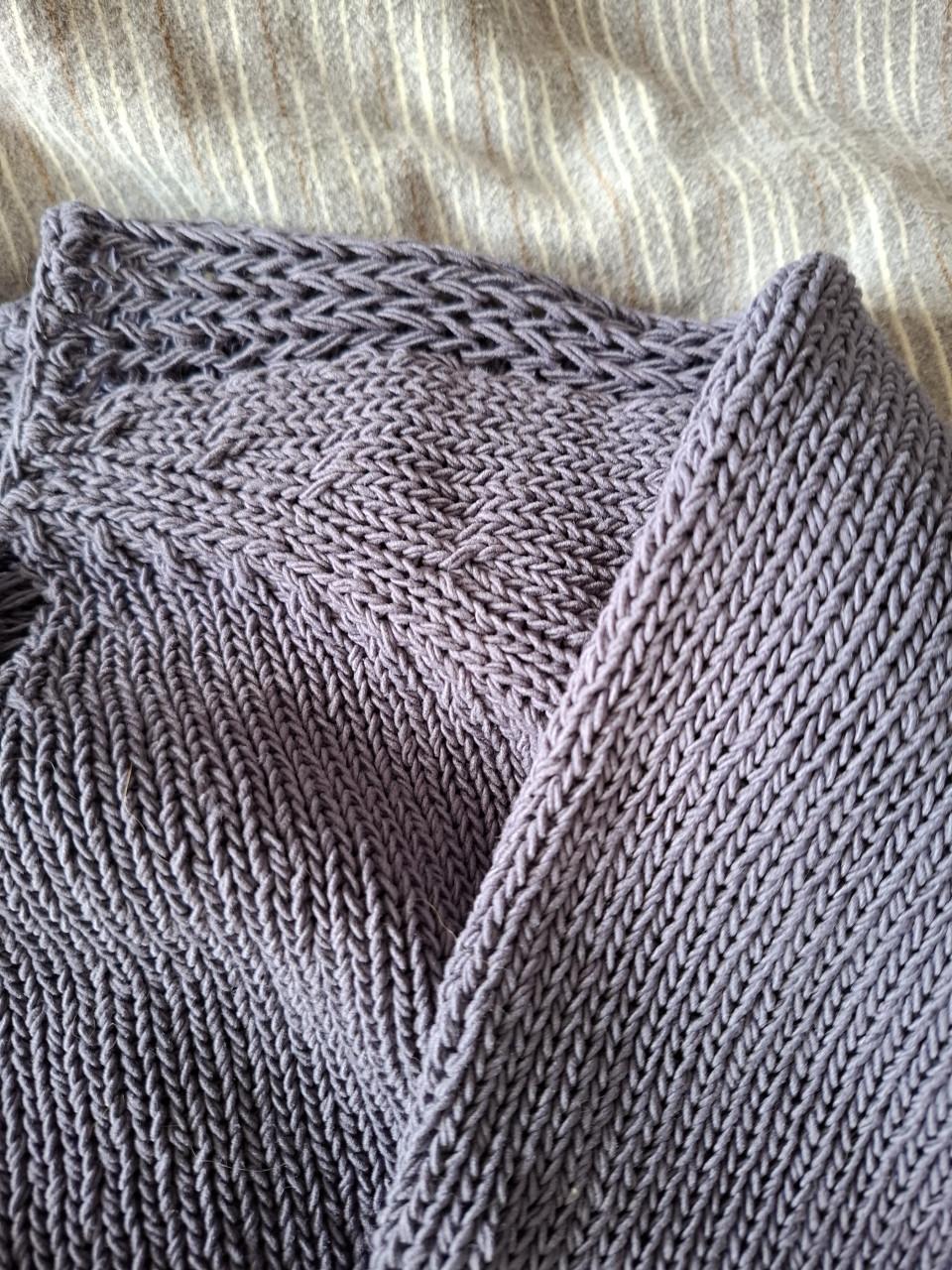 Didi trui paars, gebreid met opengewerkte details. Maat M/L