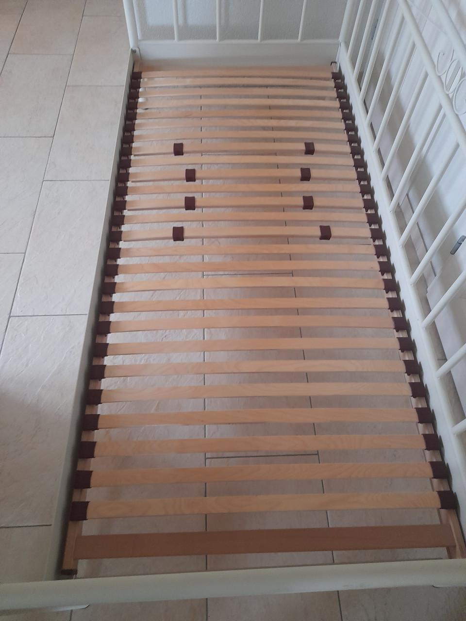 Stevig Metalen 1 persoons bed 90 x 200 (in goede nette staat )