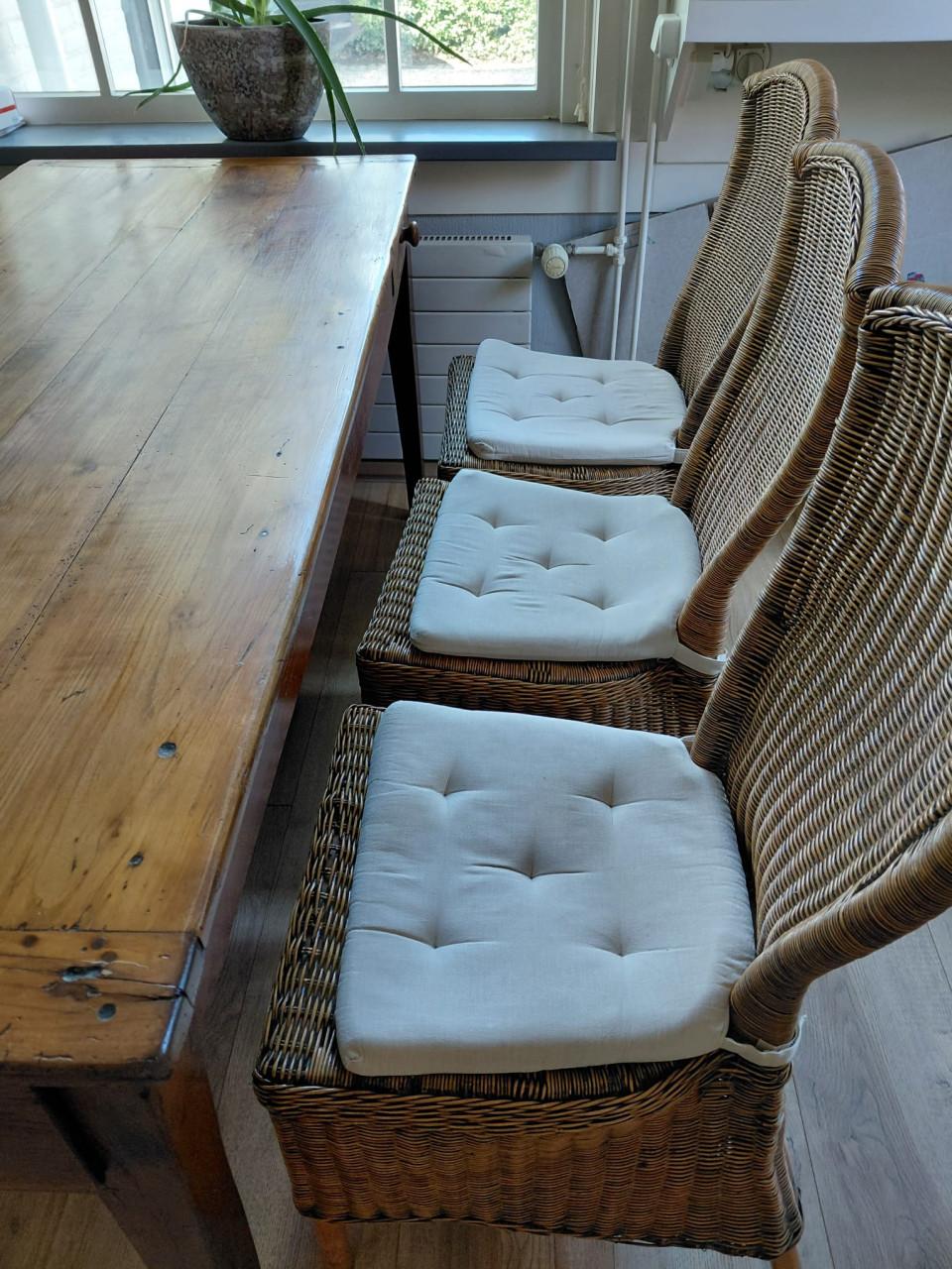 Eetkamer tafel met 6 stoelen