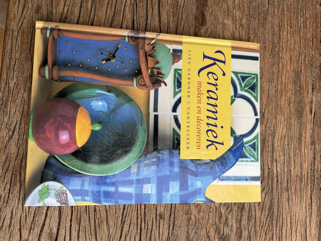 Keramiek en boek voor keramiek