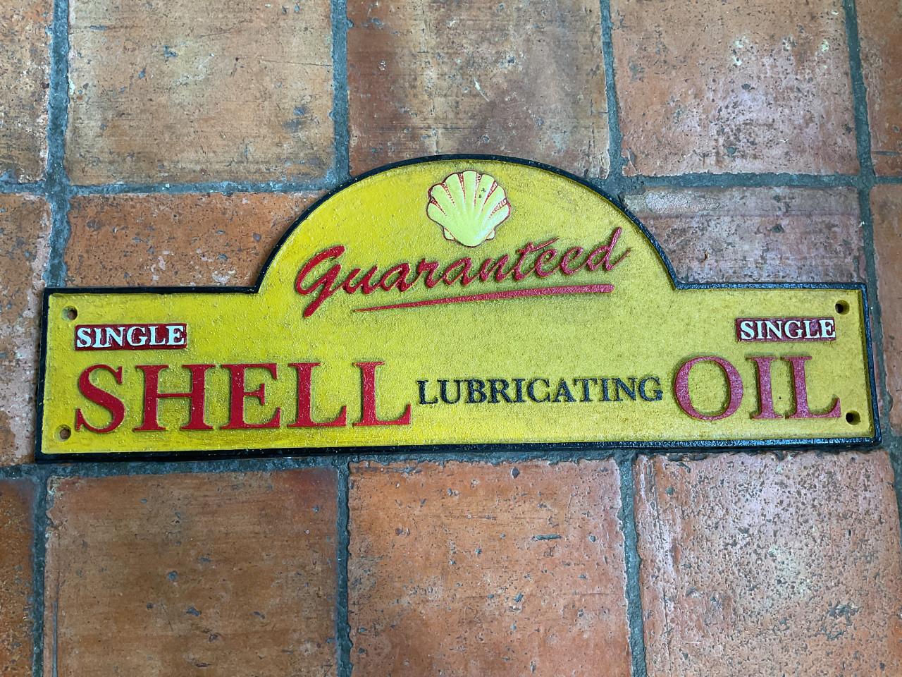 Reclameborden voor in de mancave