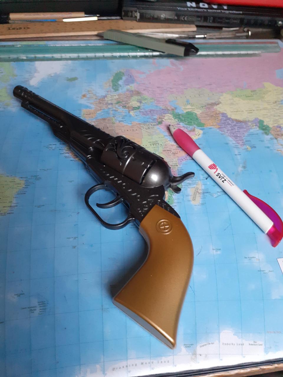 Revolver Speelgoed van metaal en plastic  24 cm lang en mooi