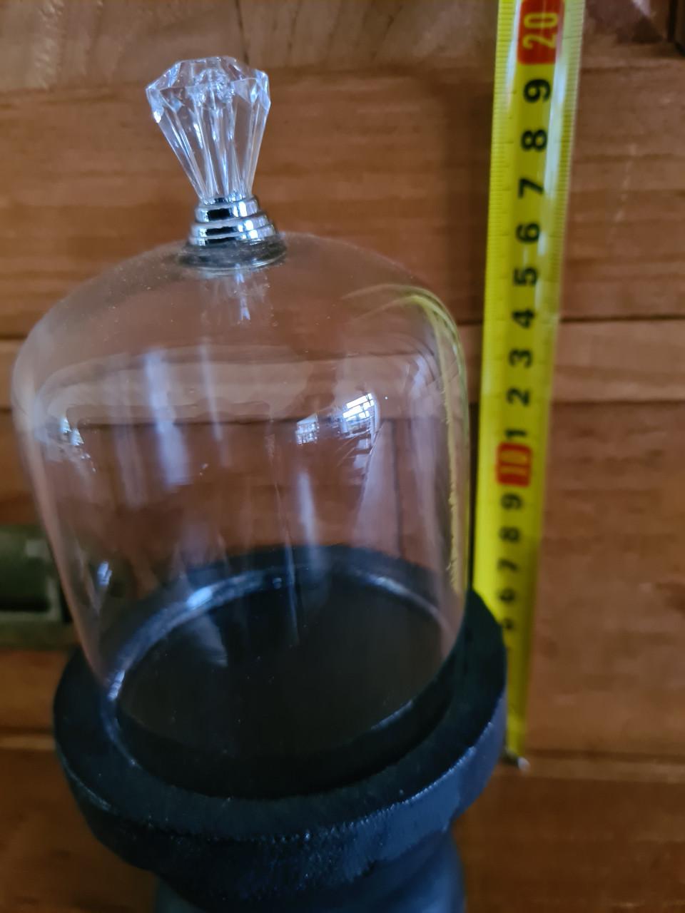 Brocante glazen stolp met zwarte houten voet