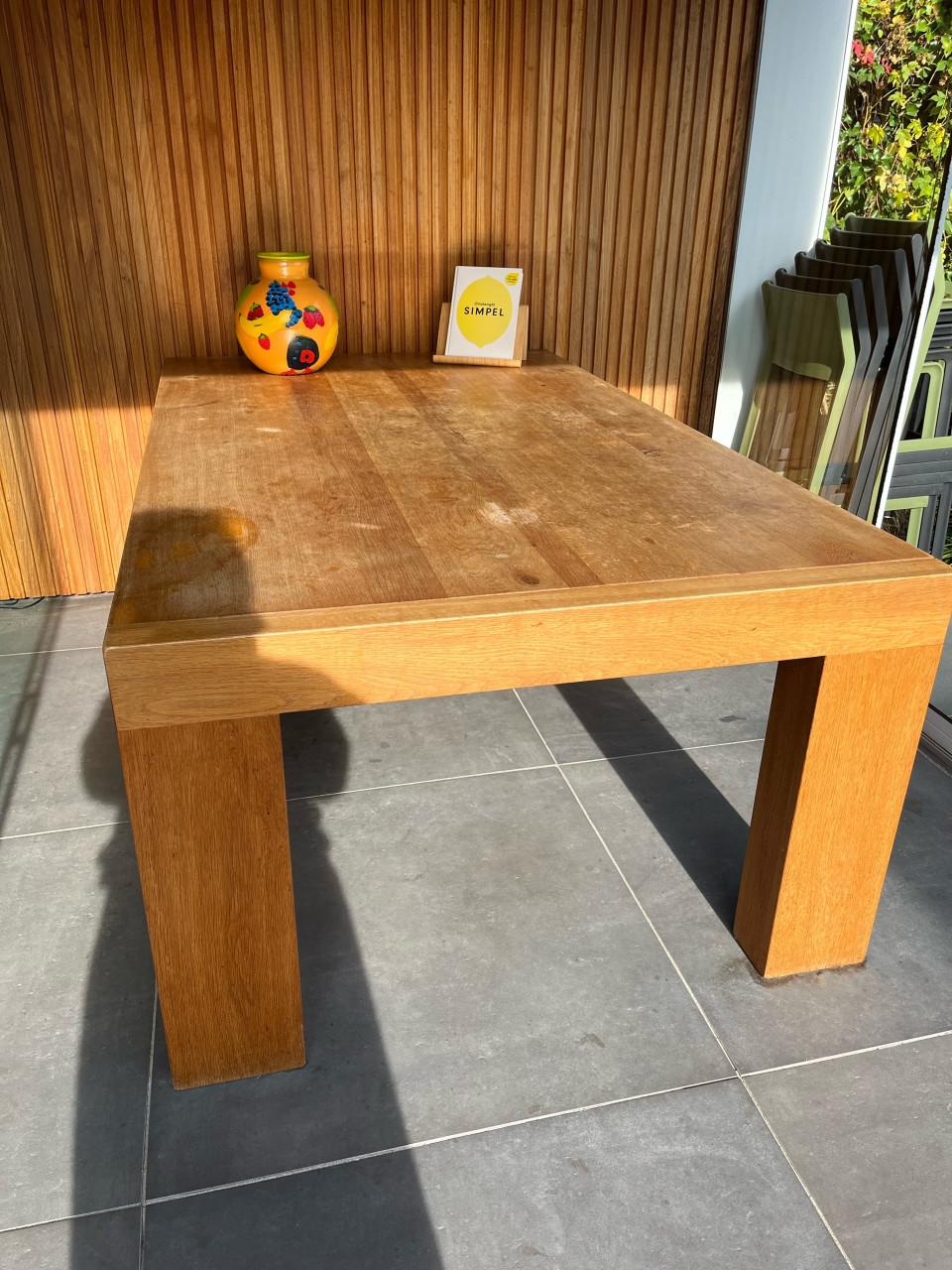 Grote houten eettafel