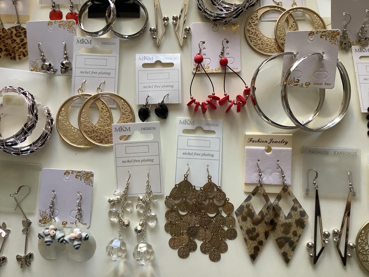 Partij prachtige oorbellen.  ( partij 43)