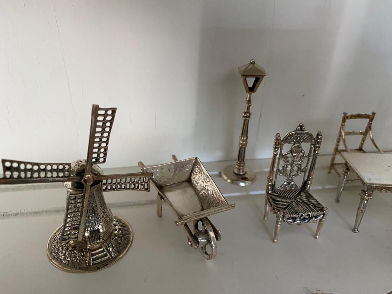 Wandkaste met Zilveren beeldjes