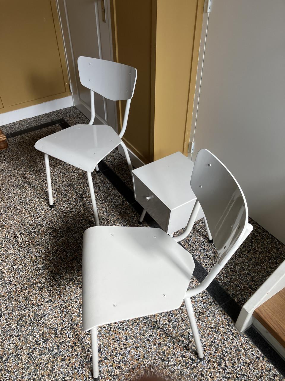 Vintage jaren 50 Auping (?) nachtkastje met 2 stoelen