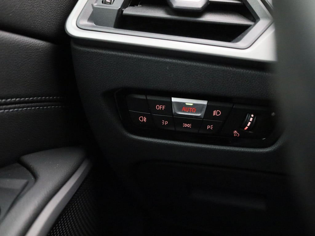 BMW 3-serie 330e | automaat | navigatie | half-leer | adaptive cruise contr