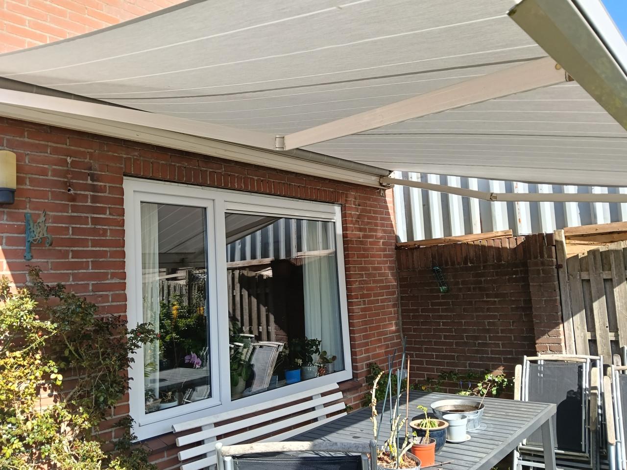 Zonwering knikarmscherm