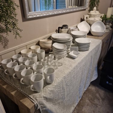 Wegens andere kleur witte borden schalen bekers