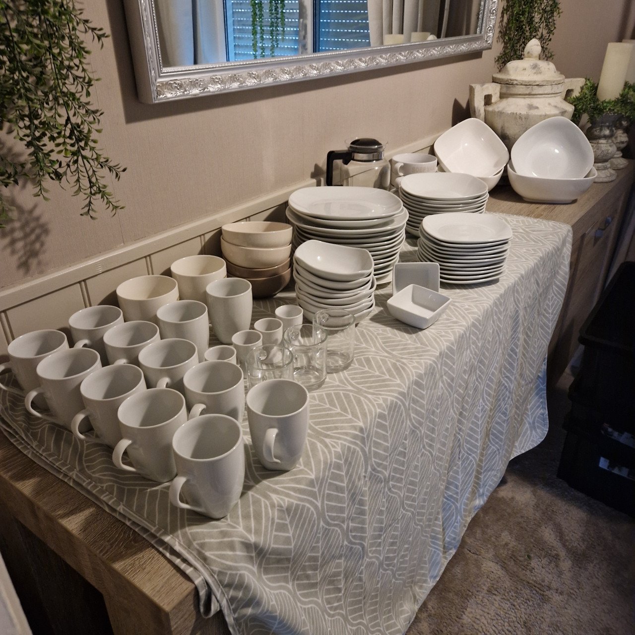Wegens andere kleur witte borden schalen bekers