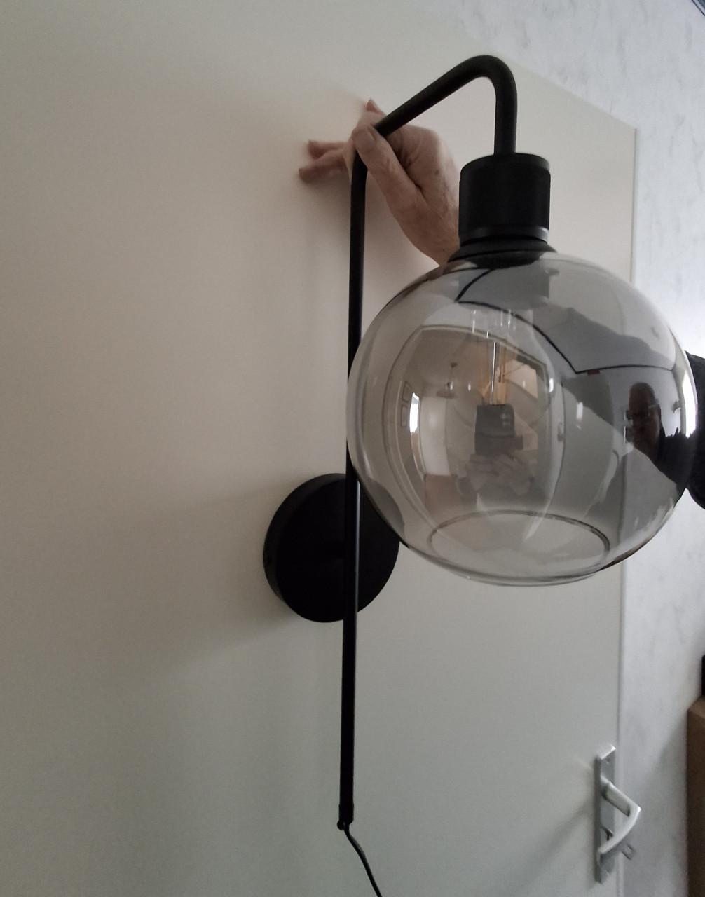 Wandlamp met rookglazen bol
