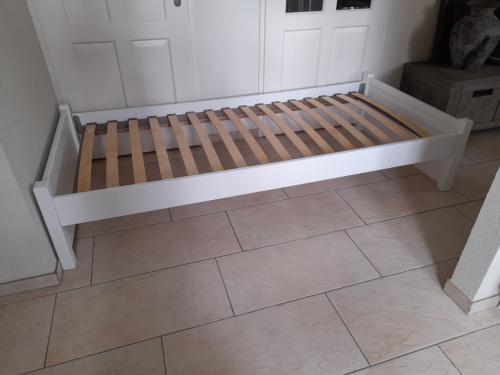 Wit houten  bed 90 x200  (in goede staat )