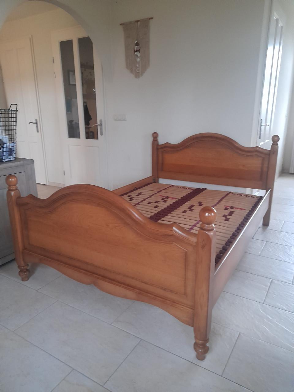 140 x 200 Massief houten bed ( in goede staat )