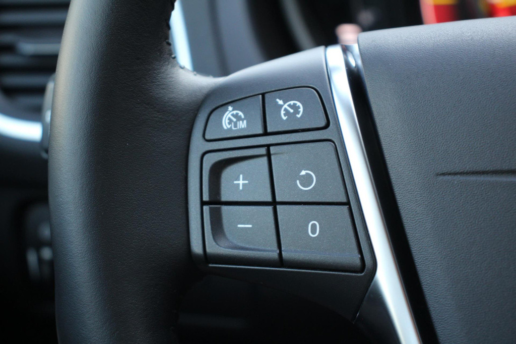 Volvo V40 1.5 t2 momentum automaat - pdc rondom + camera - full led - navi 