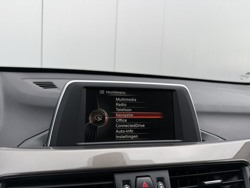 BMW X1 sdrive18i 136pk high executive automaat
