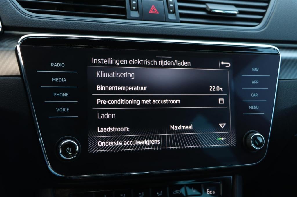 Skoda Superb combi 1.4 tsi iv sportline business 218pk dsg6 | memory | trek