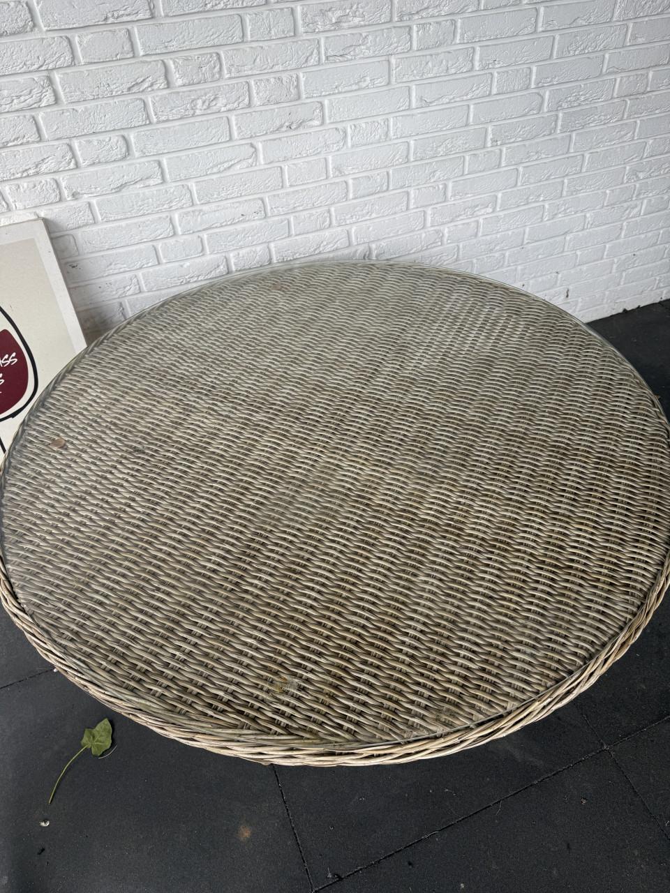 Rieten tafel met glasplaat