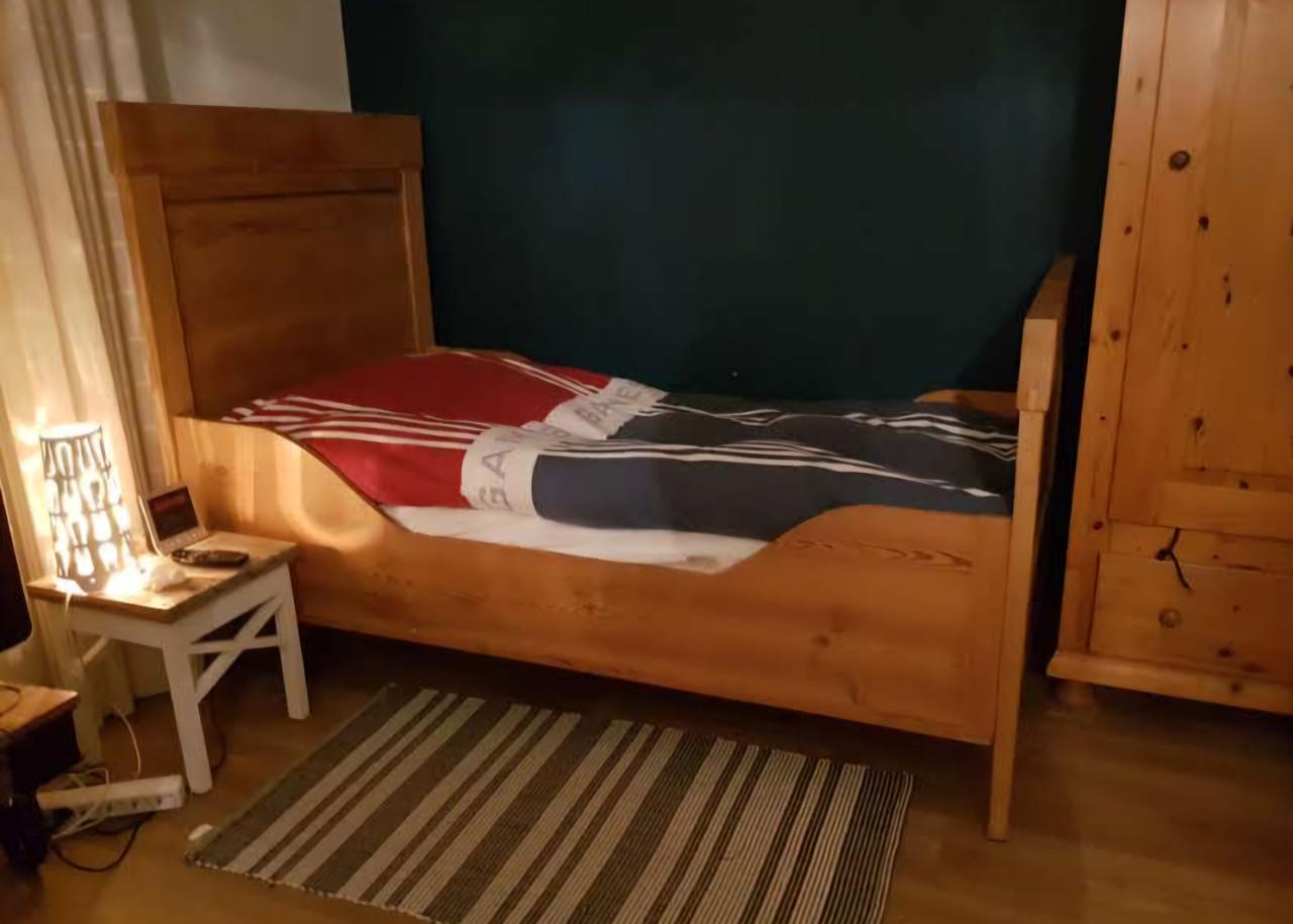 Prachtig antiek houten eenpersoonsbed met lattenbodem