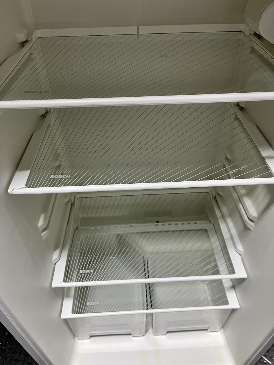 Hoge koelkast. €10,- = Goedkoper dan huren