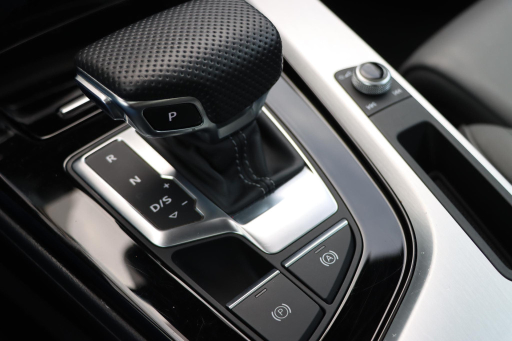Audi A4 limousine 35 tfsi launch edition sport