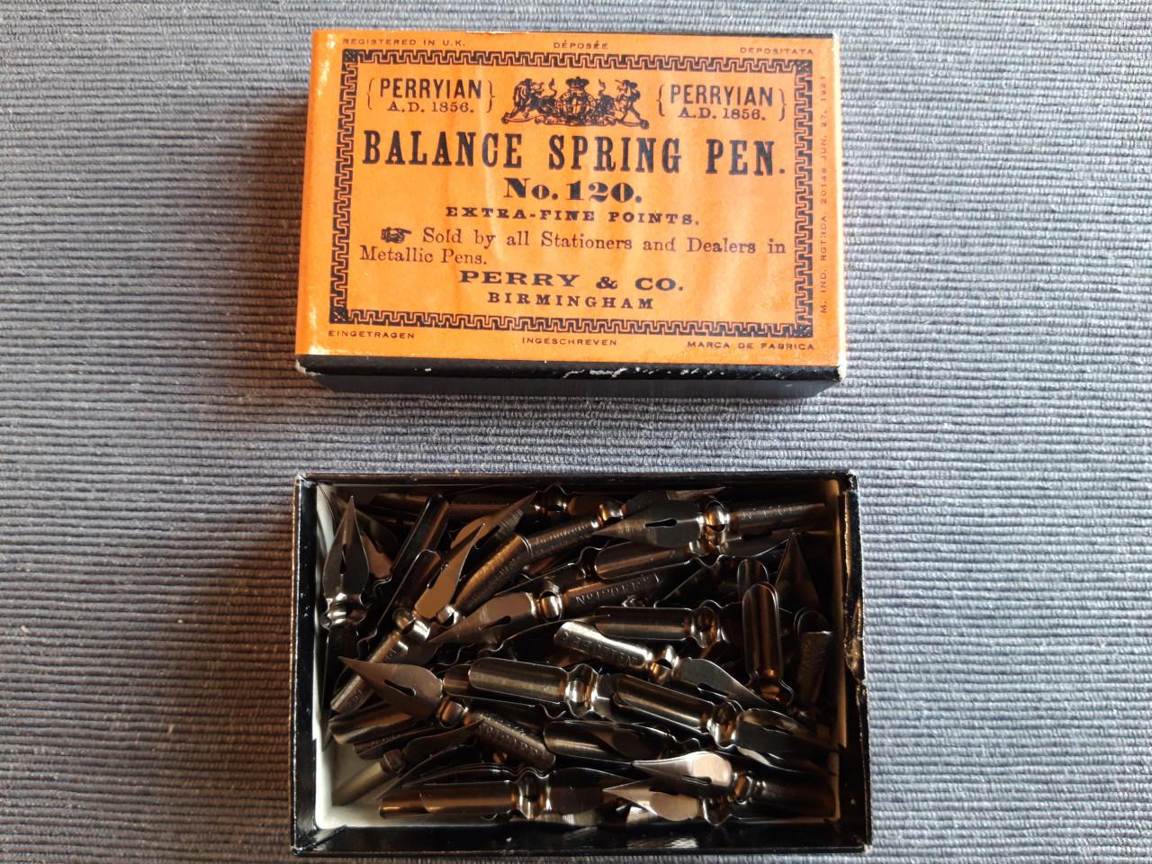 Vintage: doosje met kroontjespennen ( NIEUW)