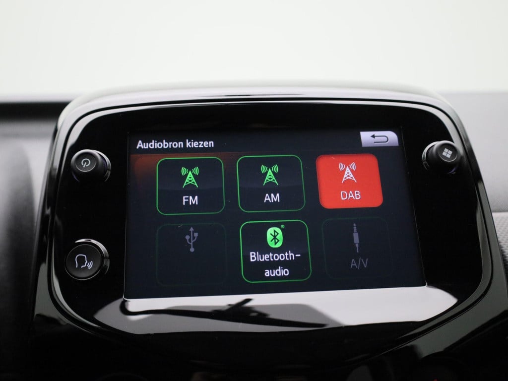 Peugeot 108 1.0 e-vti allure | lmv | climate control | dab | apple carplay 