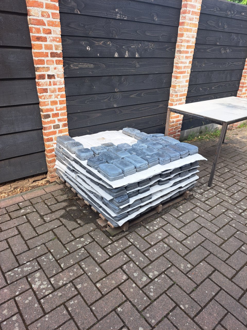 Court stones
