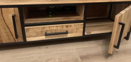 Akola tv-meubel mangohout met zwart met gepoedercoat frame. De afmeting z