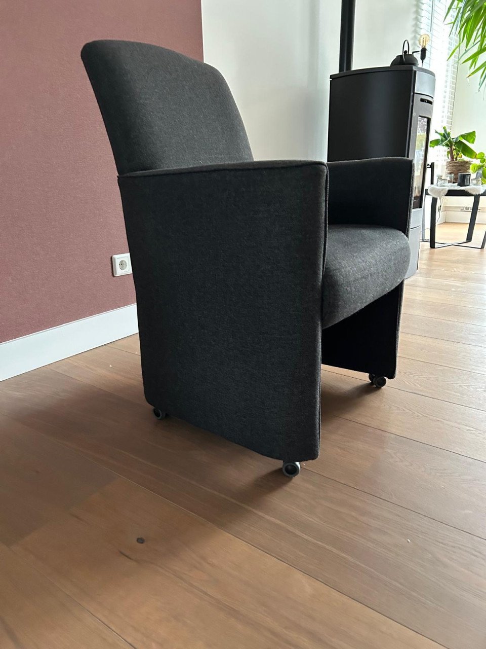 GRATIS - 8 grijze stoelen op wieltjes