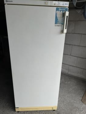 Ruime vrieskast 6 laden inhoud Vriezer 243 liter 150x60 cm.