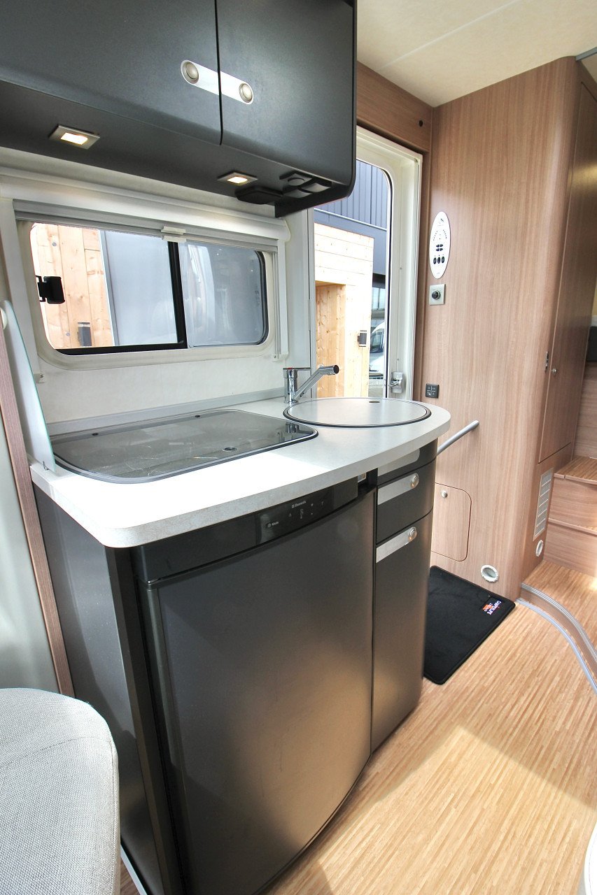 Knaus Van TI (Vast bed, Compact, Airco, zeer netjes !!!!!!!)