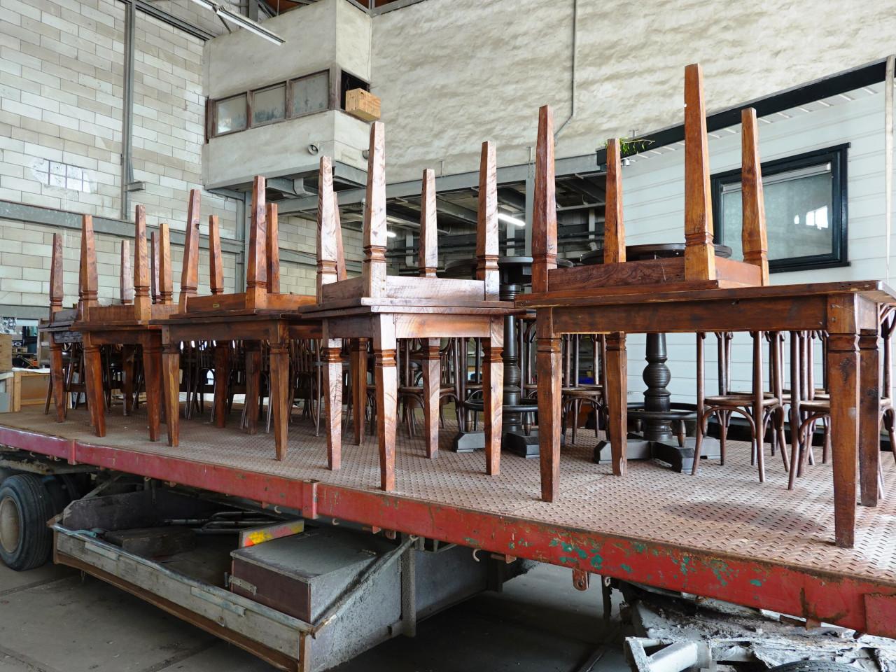 Partij horeca tafels, stoelen en statafels teakhout te koop