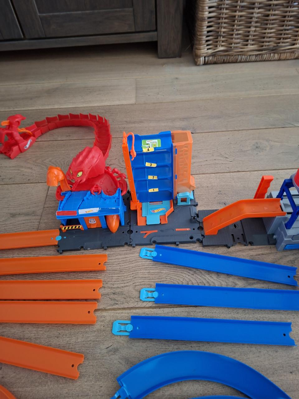 Hot wheels baan + auto's