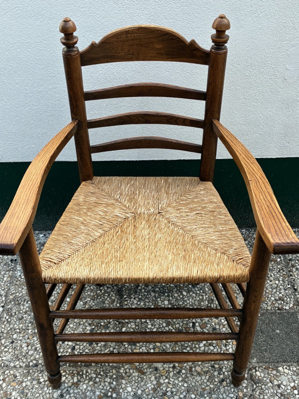 Vintage eiken armleunstoel met biezen zitting