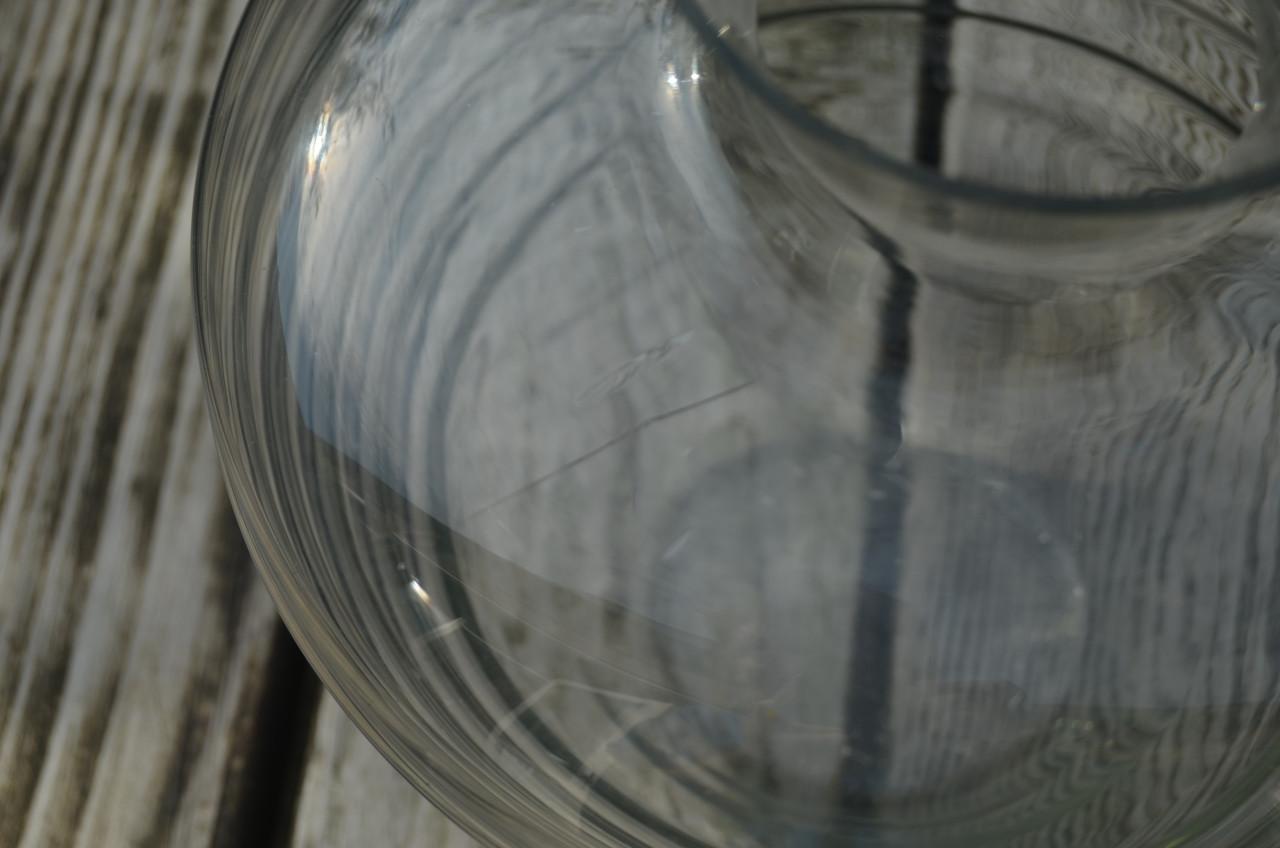 Flinke glazen vaas, geribbeld. 'Leerdam' is mij verteld.