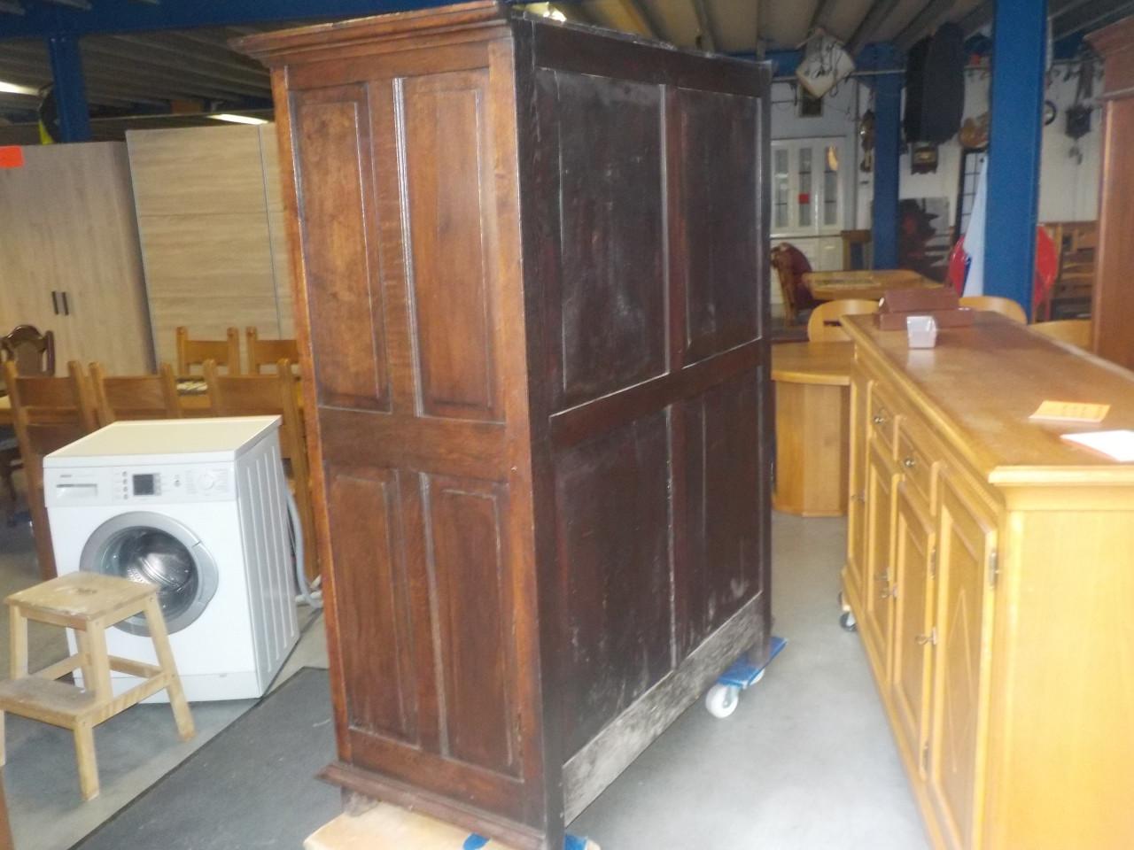 Mooie kwaliteit geheel massief koloniaans wandmeubel in zeer goede staat