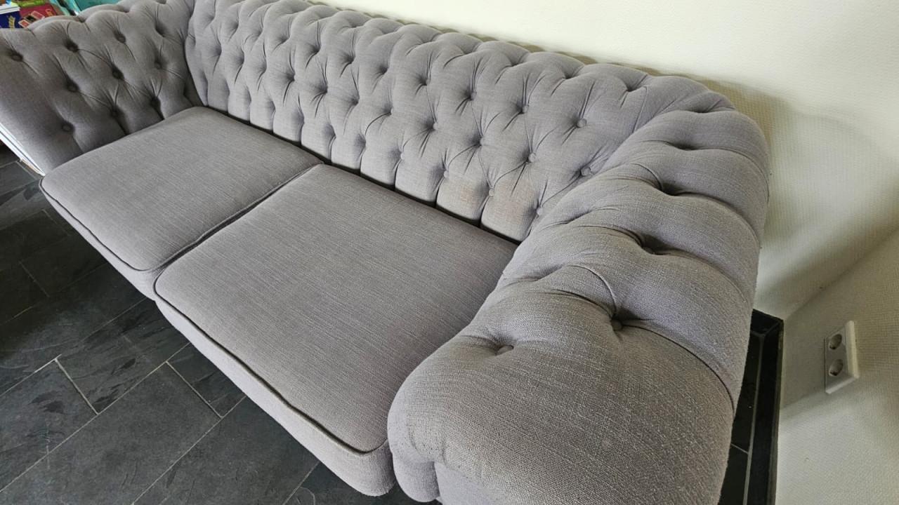 Stijlvolle Grijze Chesterfield Tweezitsbank