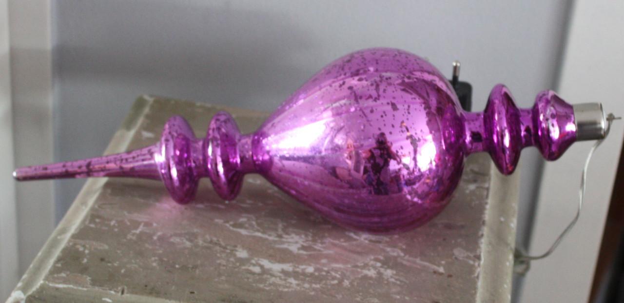 Paarse glazen pegel met verlichting