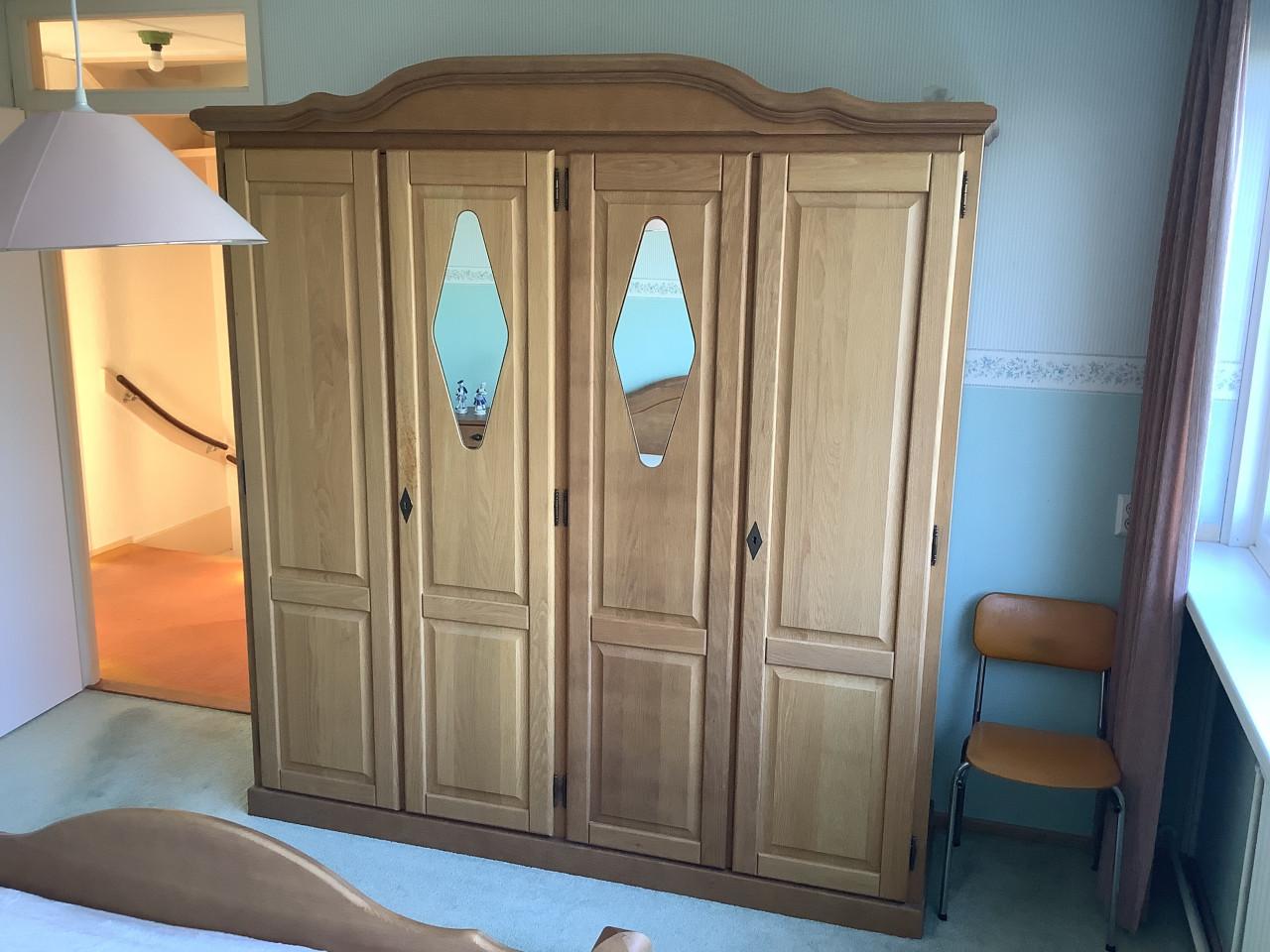 Twee persoonsbed en hang-leg kast