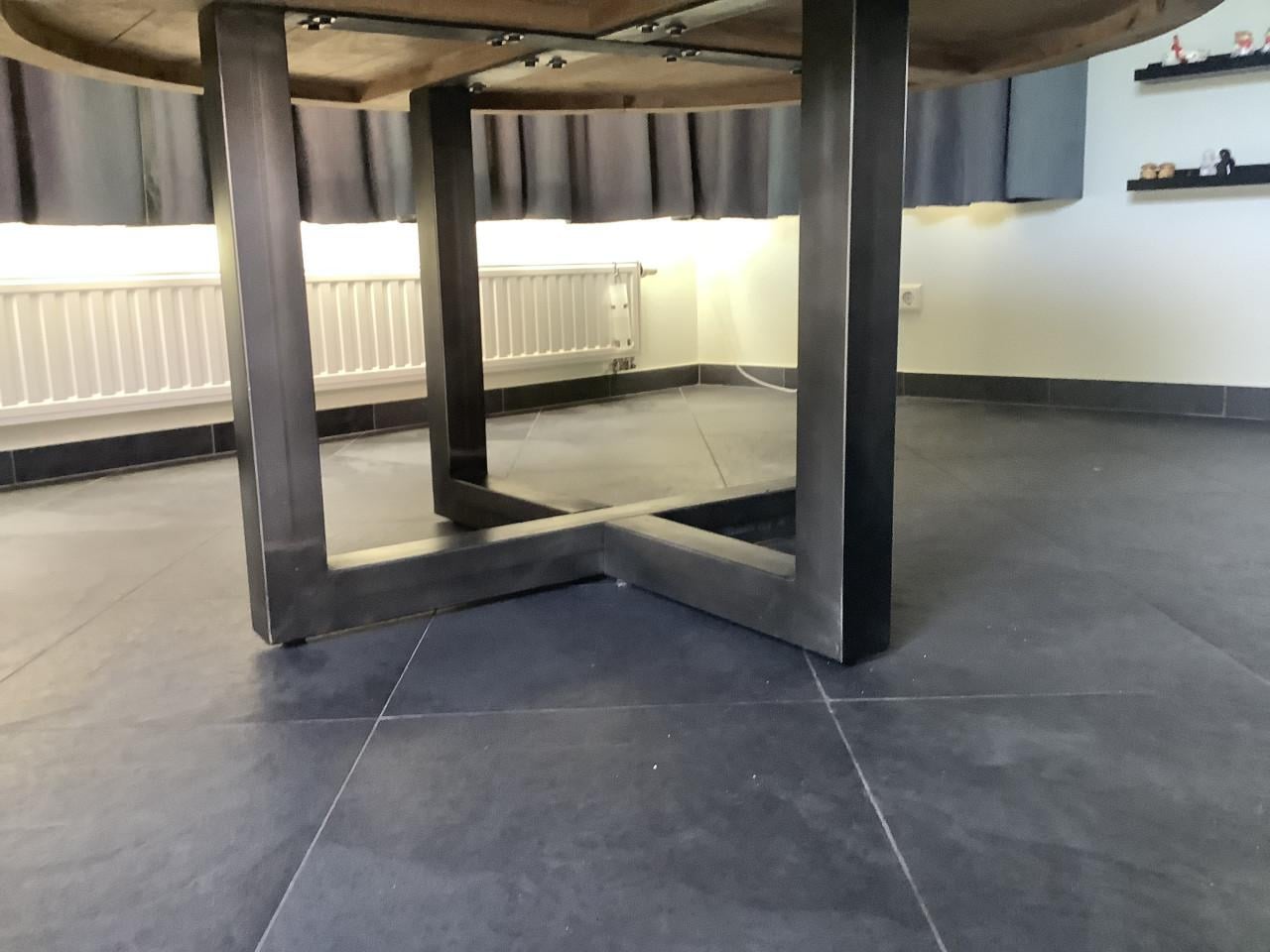 Robuuste ronde eettafel